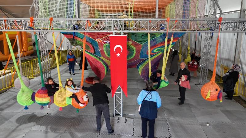 Çocukların yüzünü güldüren oyun çadırı kuruldu