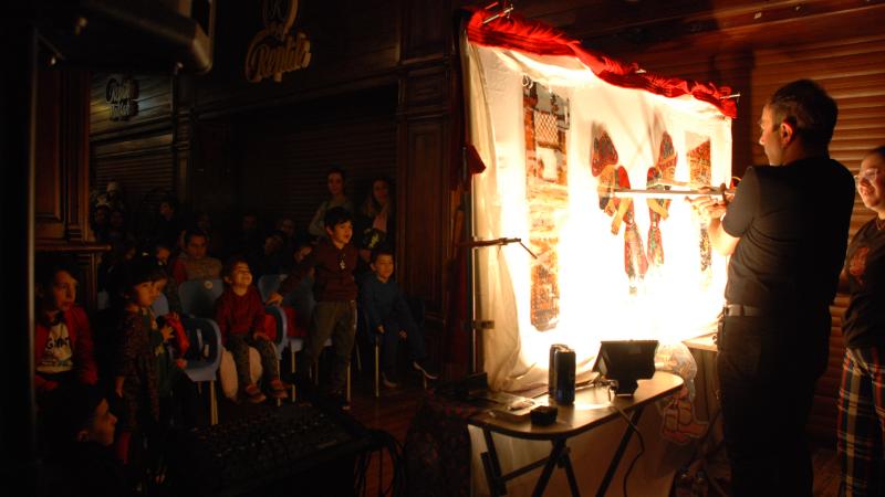 Eskişehirli tiyatrocu 20 yıldır ramazan aylarında Karagöz oynatıyor