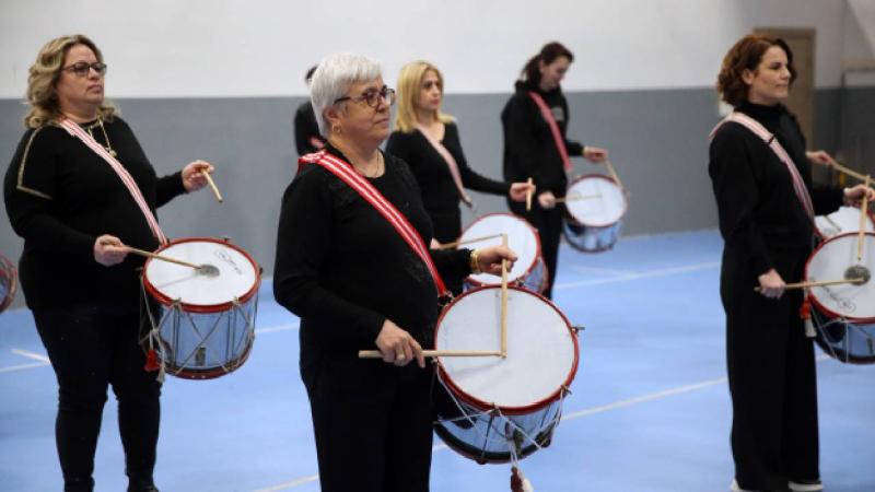Bando takımı kuran kadınlar gösteriye hazırlanıyor