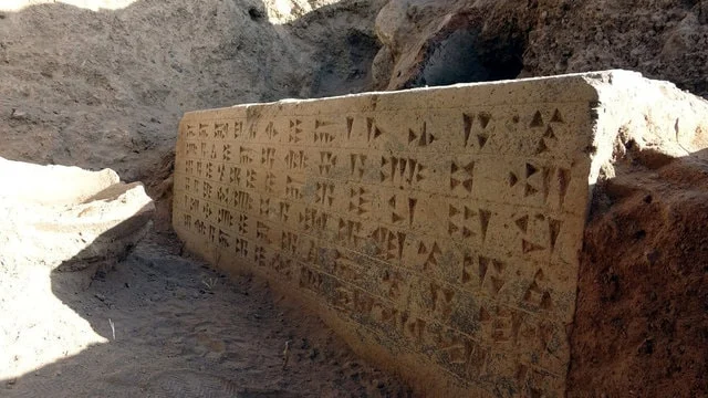 Körzüt Kalesi’nde yapılan kazılarda 2 çivi yazısı ve yeni bir Urartu Susi tapınağı ortaya çıkarılmıştır