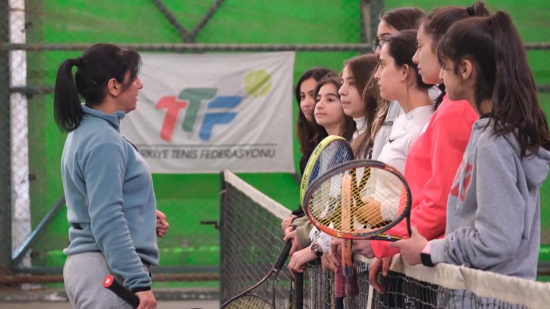 Hakkarili çocuklara tenisi sevdirdi