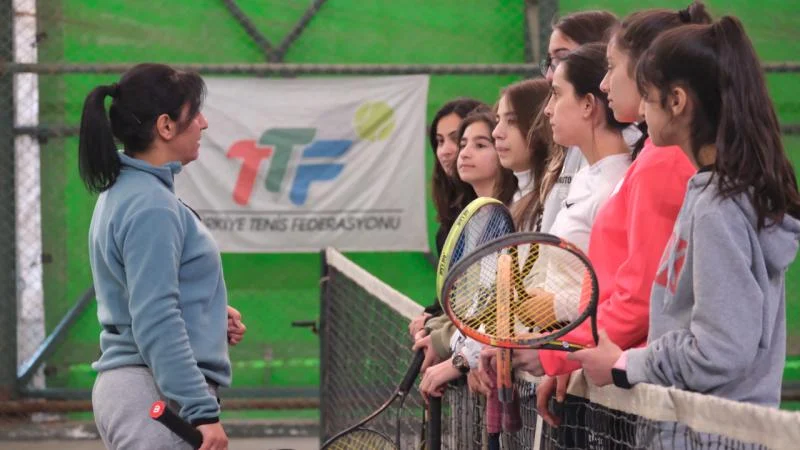 Hakkarili çocuklara tenisi sevdirdi