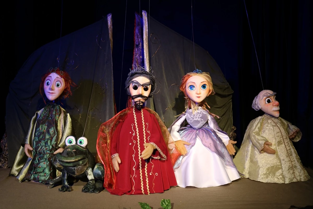 Kukla tiyatrocusu Mesut Sarıoğlu, Lüleburgazlı öğrencilere kukla gösterisi sergiledi