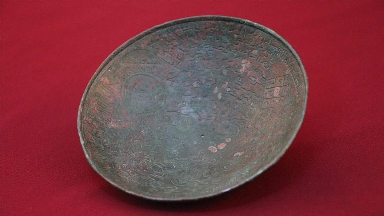 Hasankeyf kazılarında nadir bulunan bronz tılsımlı şifa kabı bulunmuştur