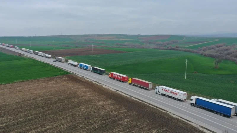 Hamzabeyli’de 17 kilometrelik tır kuyruğu