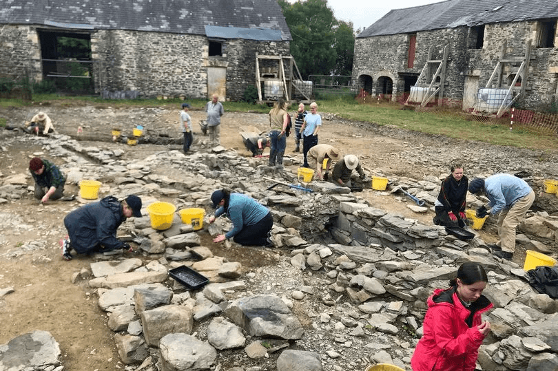 ‘Galler Westminster Manastırı’nda kayıp bir Su Kemeri ve Gömülü bir Kelt Hazinesi bulundu