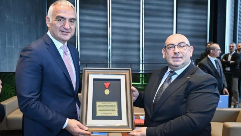 Aile büyüklerinden kalan İstiklal madalyasını Samsun müzesine bağışladı