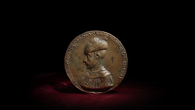 Fatih’in şehzadelik dönemine tarihlenen “tılsımlı madalyon” Londra’da satışa çıkacak