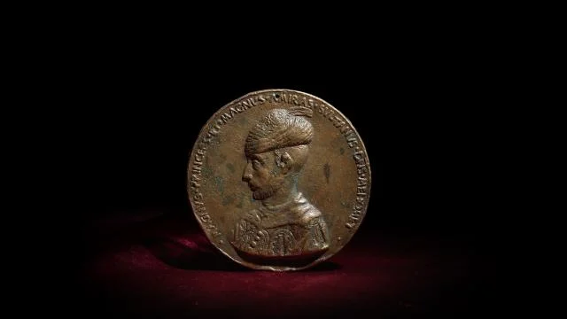 Fatih’in şehzadelik dönemine tarihlenen “tılsımlı madalyon” Londra’da satışa çıkacak