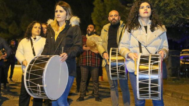 Uşak’ta 30 öğretmen sahurda davul çaldı