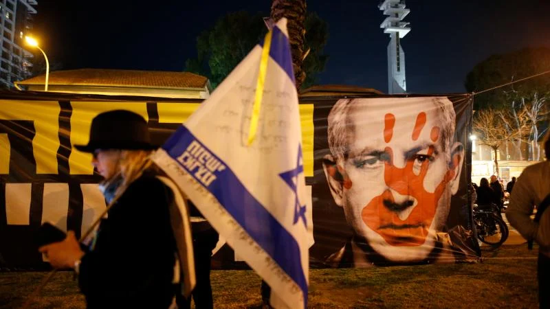 Tel Aviv’de binlerce kişi Netanyahu’ya istifa çağrısı yaptı