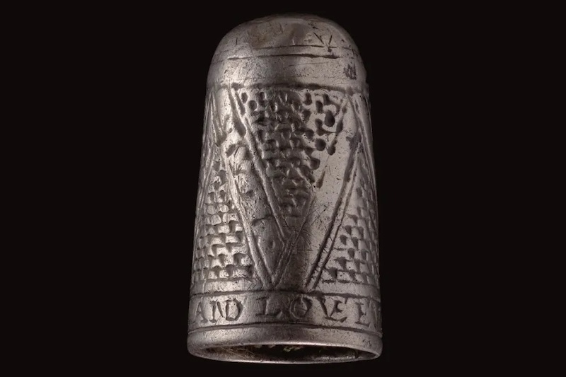 Galler’de Romantik Mesajlı 300 Yıllık Gümüş Yüksük Keşfedildi