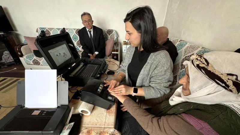 Yaşlıların ayağına kadar gidip kimliklerini evlerinde yeniliyorlar