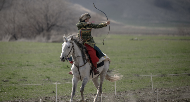 Kadınlar geleneksel atlı okçulukta da ‘varız’ diyor