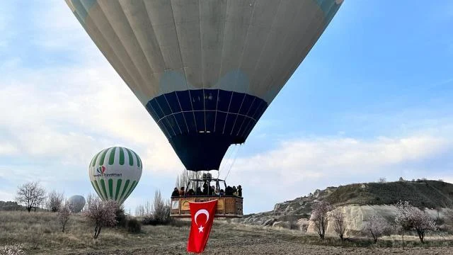 Kapadokya’da balonlar Türk bayraklarıyla havalandı