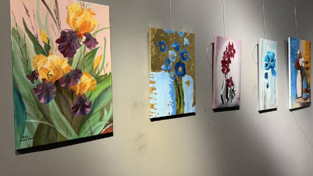 Kadın kursiyerlerin çizdiği resimler sergilendi