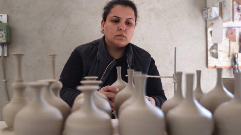 Çocukluk hayalini el sanatlarıyla ünlü ilçede üretime dönüştürdü