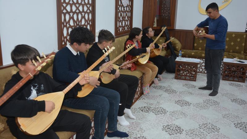 Niğde’de gençlik merkezlerinde bağlama kursu veriliyor