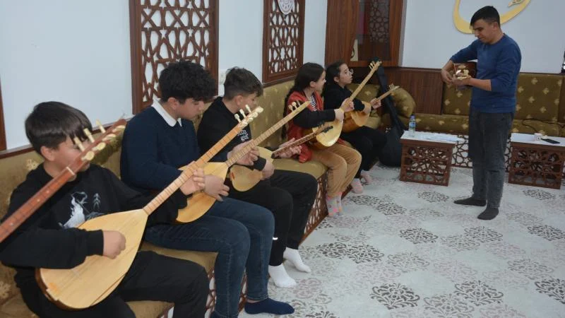 Niğde’de gençlik merkezlerinde bağlama kursu veriliyor