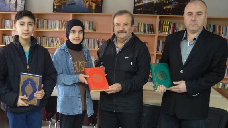 Kütahyalı emekli kütüphaneciden okul kütüphanelerine Kur’an-ı Kerim desteği