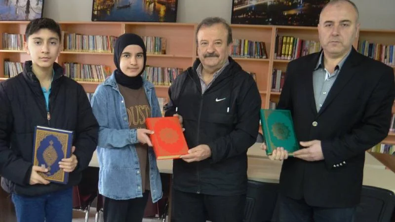 Kütahyalı emekli kütüphaneciden okul kütüphanelerine Kur’an-ı Kerim desteği