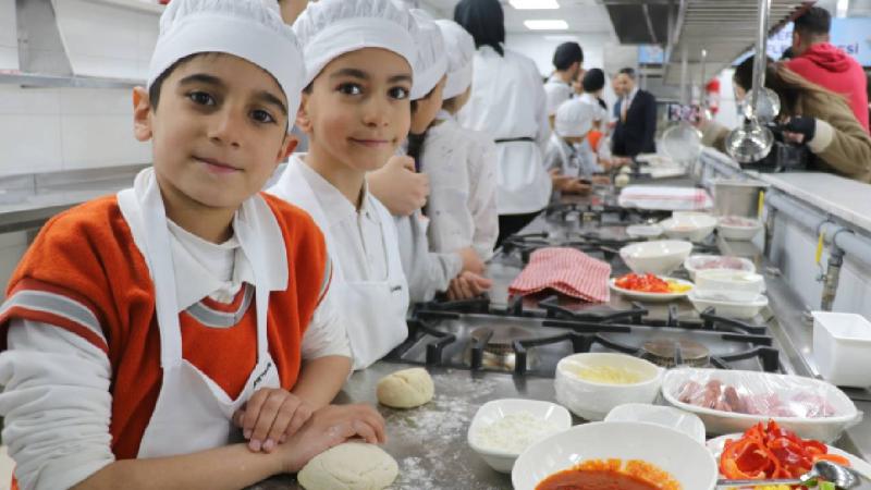 Ağrı’da kırsaldaki öğrenciler mutfakta pizza yapmayı öğreniyor
