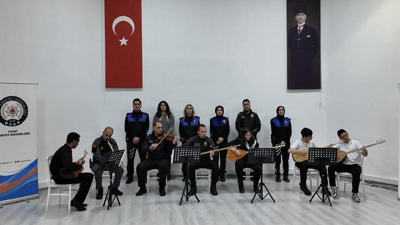 Sinop’ta polislerle öğrenciler Çanakkale türküsünü seslendirdi