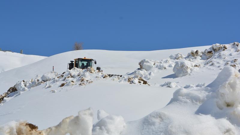 Hakkari’de martın sonunda 5 metre karla mücadele sürüyor