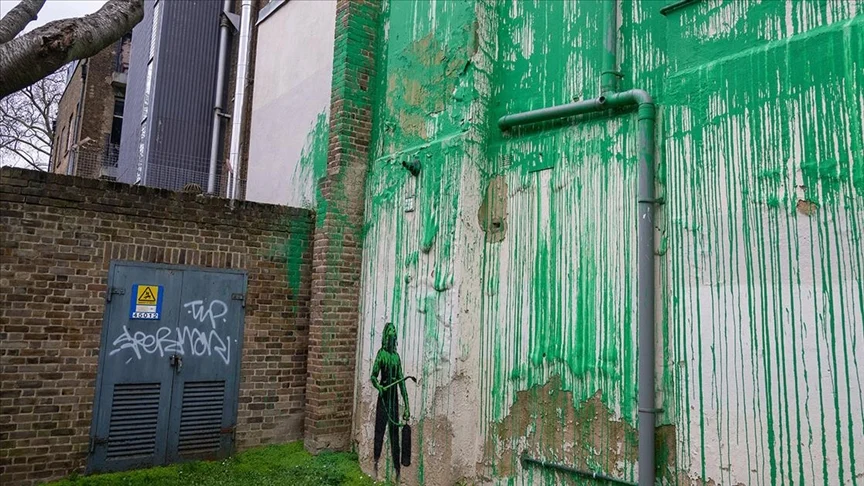 Gizemli sokak sanatçısı Banksy, Londra’daki bir duvara püskürttüğü boyayla ortaya çıktı