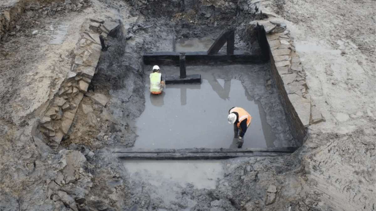 İngiltere’de Çiftlik Evini Koruyan Ortaçağ Hendeği ve Köprüsü Keşfedildi