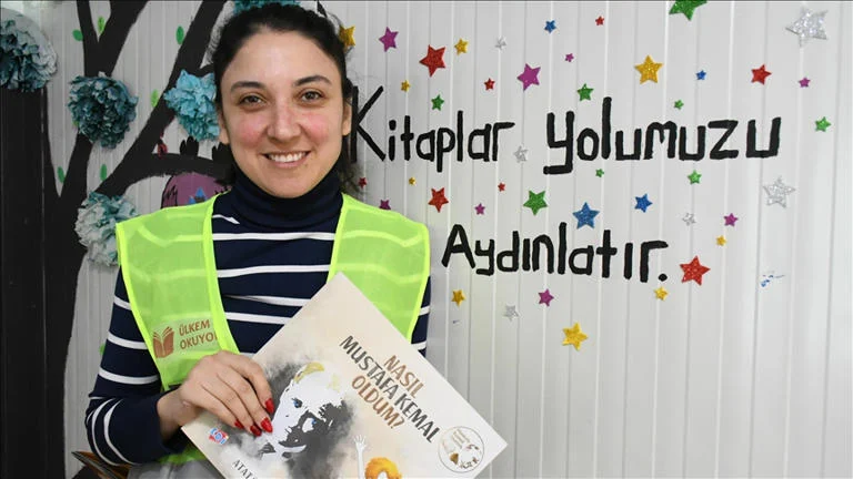 Gönüllü sağlık çalışanı depremlerden sonra Hatay’a 19 kütüphane kazandırdı