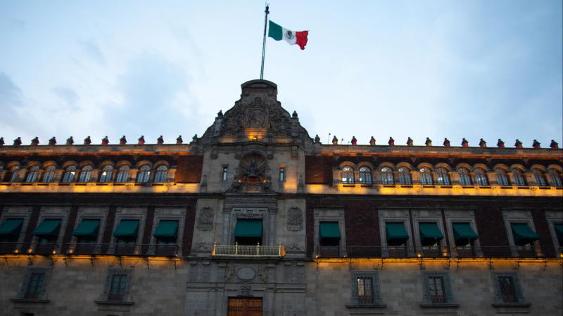 Meksika’da protestocular, Devlet Başkanı Obrador içerideyken Ulusal Saray’ın kapısını kırdı