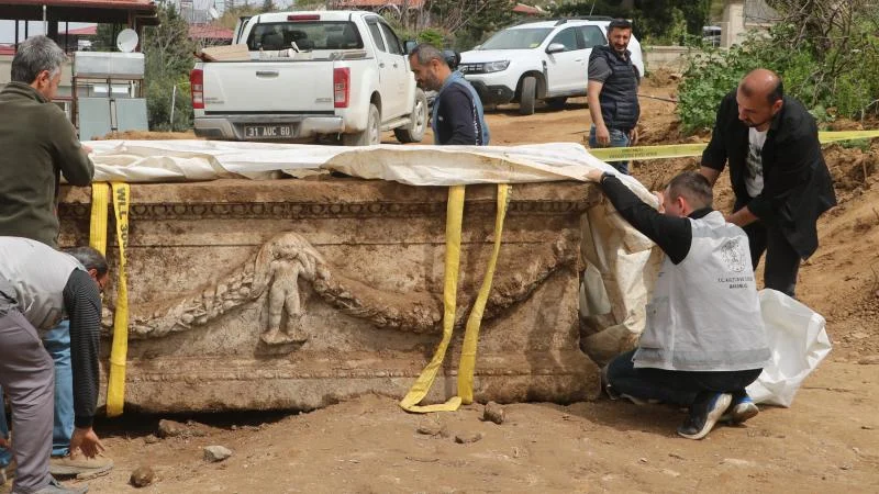 Hatay’da evin bahçesinde lahit bulundu