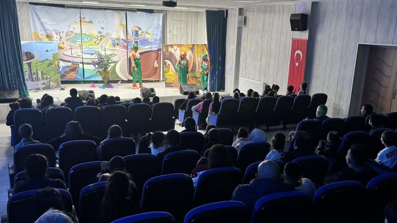 Hakkari’de çocuklar, “Z tayfa” tiyatro oyunuyla eğlendi