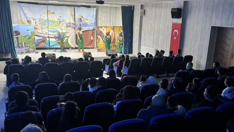 Hakkari’de çocuklar, “Z tayfa” tiyatro oyunuyla eğlendi
