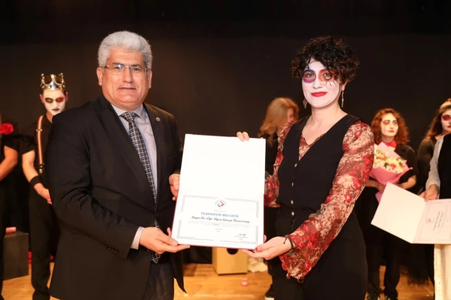 Trabzon Üniversitesi Devlet Konservatuvarı Sahne Sanatları Bölümü öğrencileri ‘Gölgeler’ adlı oyunu sahneledi