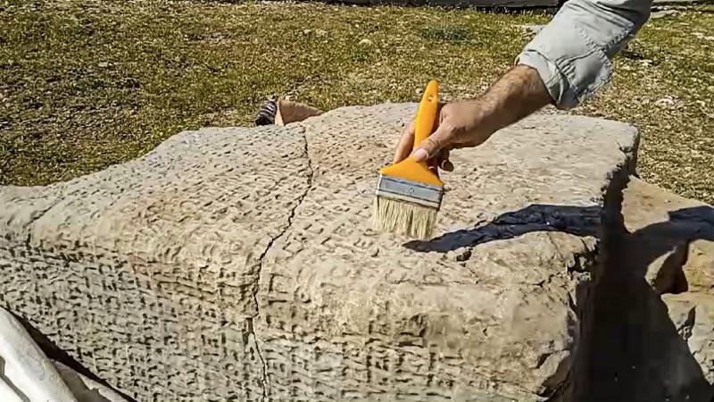 2100 yıllık yazıtta “Kanunlara saygılı olun” mesajı