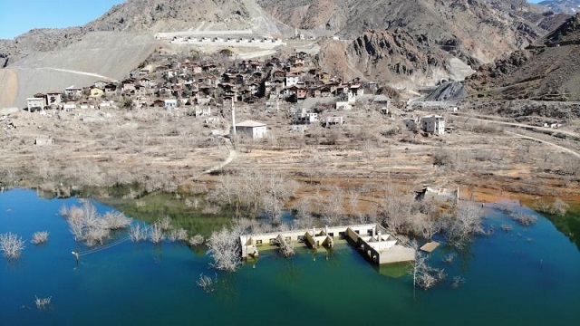 Baraj suları çekilince köy ortaya çıktı