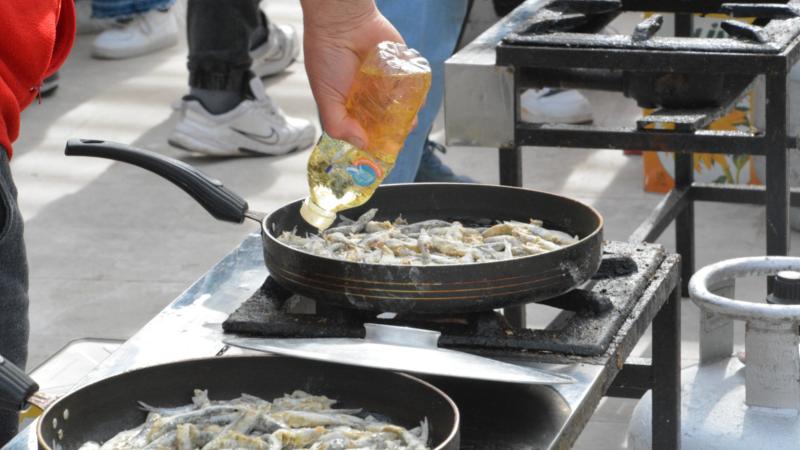 Muğla’da düzenlenen şölende 5 ton hamsi dağıtıldı