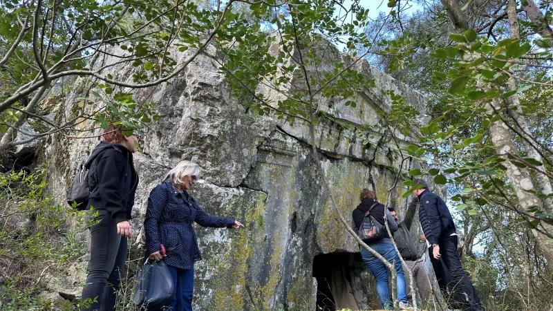 Marmaris’te 2 bin 500 yıllık kaya mezarı turizme kazandırılacak