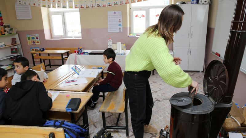 Fedakar öğretmen soba yakıyor, sınıfı temizliyor