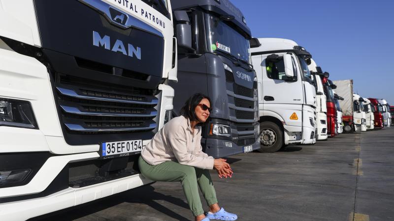 Baba mesleği tırcılığı seçen kadın şoför 8 ayda 60 bin kilometre yol yaptı
