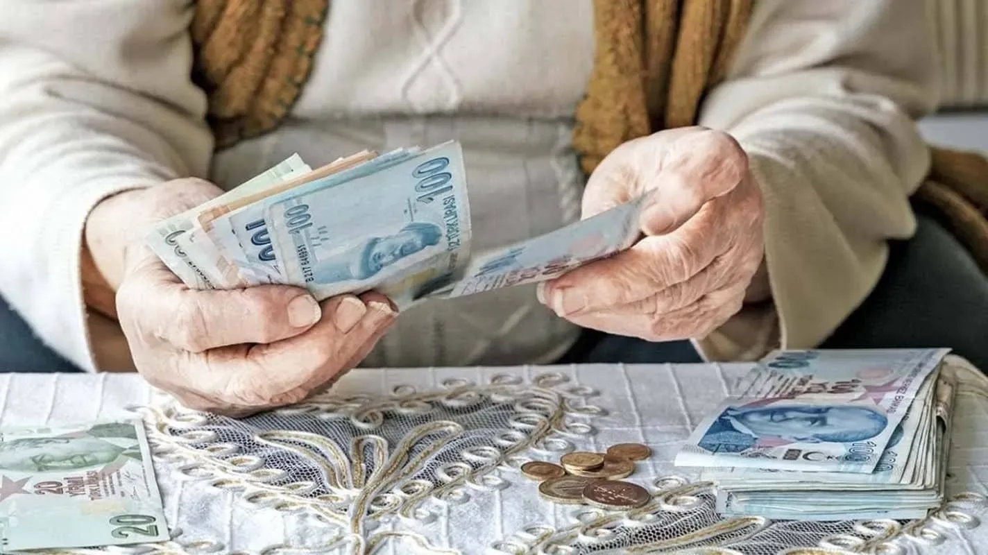 Emekli Vatandaşlar Düşük Maaşlarına Tepki Gösterdi