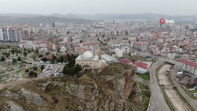 Uçurumun kıyısındaki türbeye ziyaretçi akını