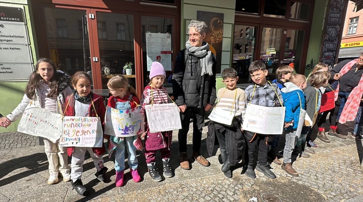 Berlin’de ırkçılığa karşı insan zinciri oluşturuldu