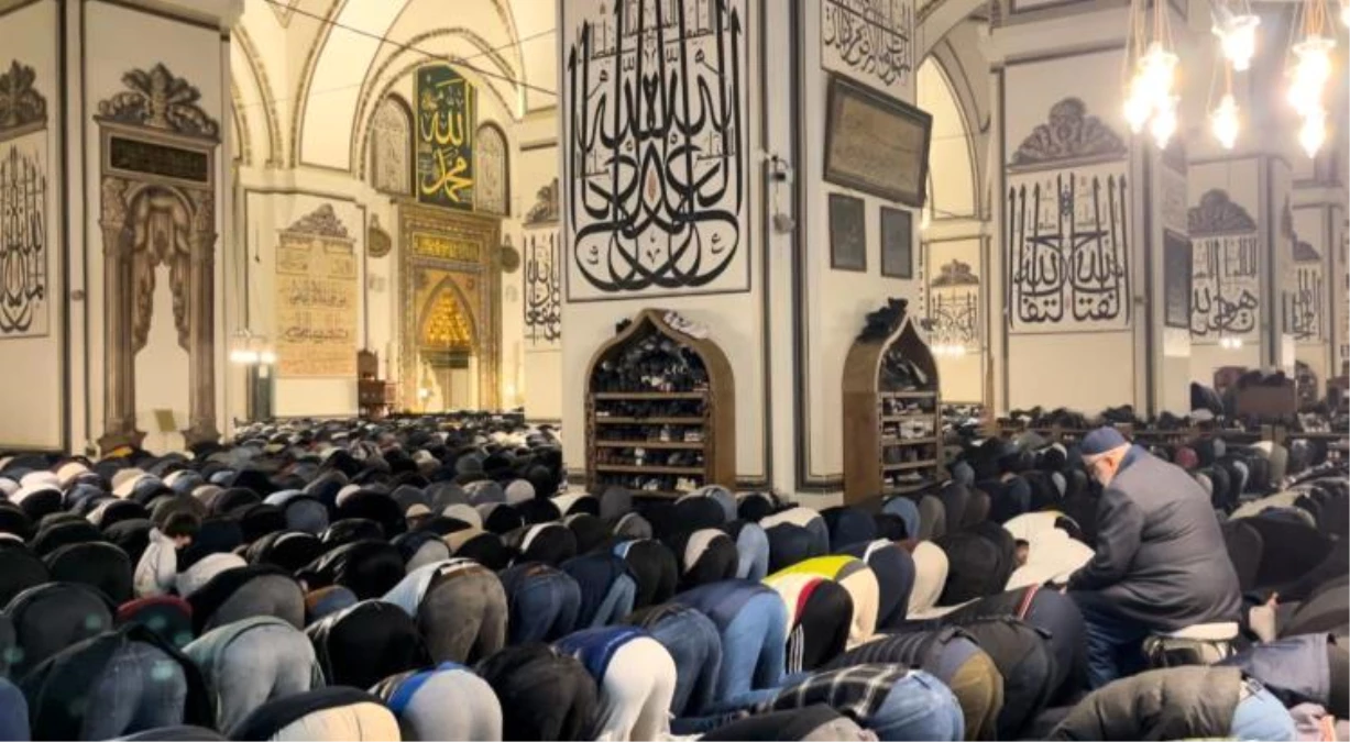 Bursa’daki Ulu Camii’nde Mahya Geleneği Devam Ediyor