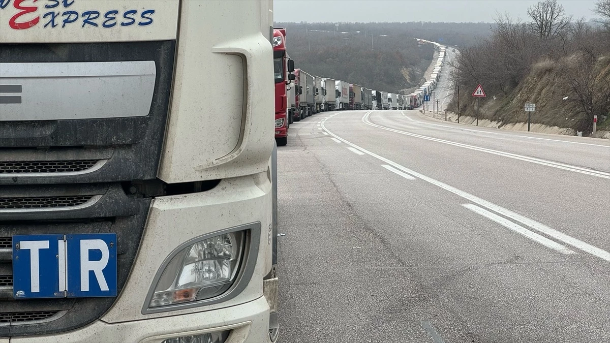 Hamzabeyli Sınır Kapısı’nda Tırlar 19 Kilometrelik Kuyruk Oluşturdu