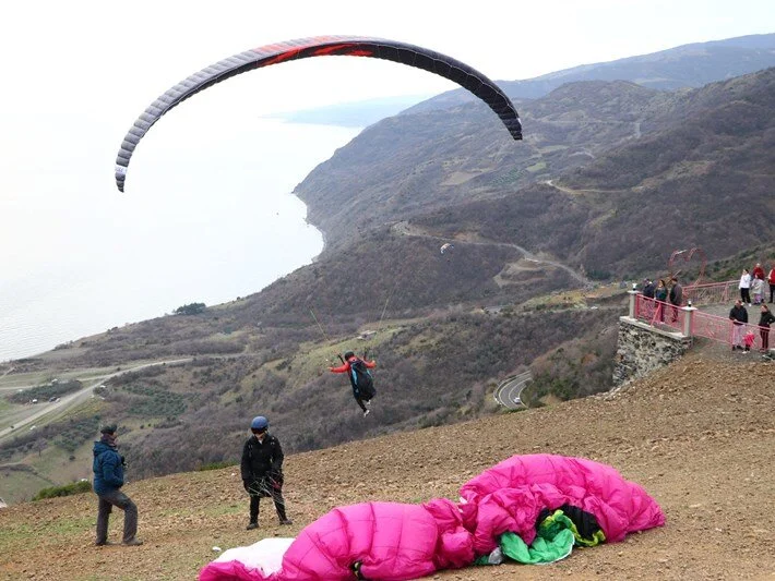 Uçmakdere’de yamaç paraşütü uçuşlarının sayısı artıyor