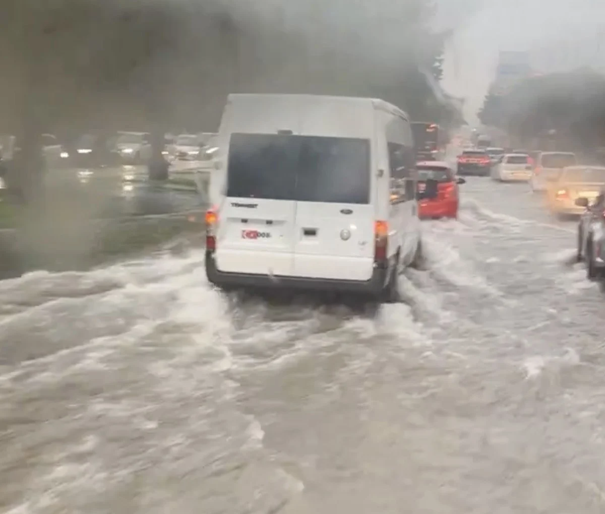 Antalya’da yağmur sonrası yollar göle döndü