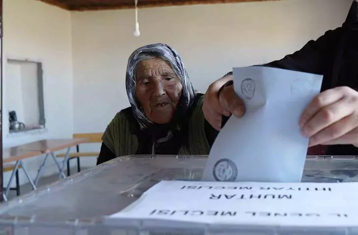 Türkiye’nin en yaşlı seçmeni 117 yaşındaki Arzu nine